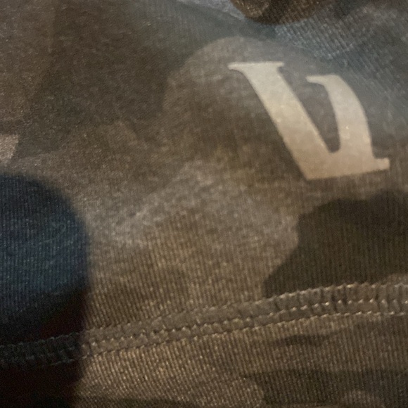 Vuori Women’s Stride 7/8 Legging in Oregano Green Camo Size S - Picture 6 of 6